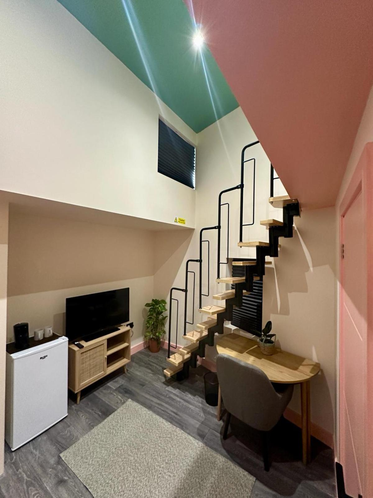 Cozy En-suite Loft In Trendy Local Pensión Londres